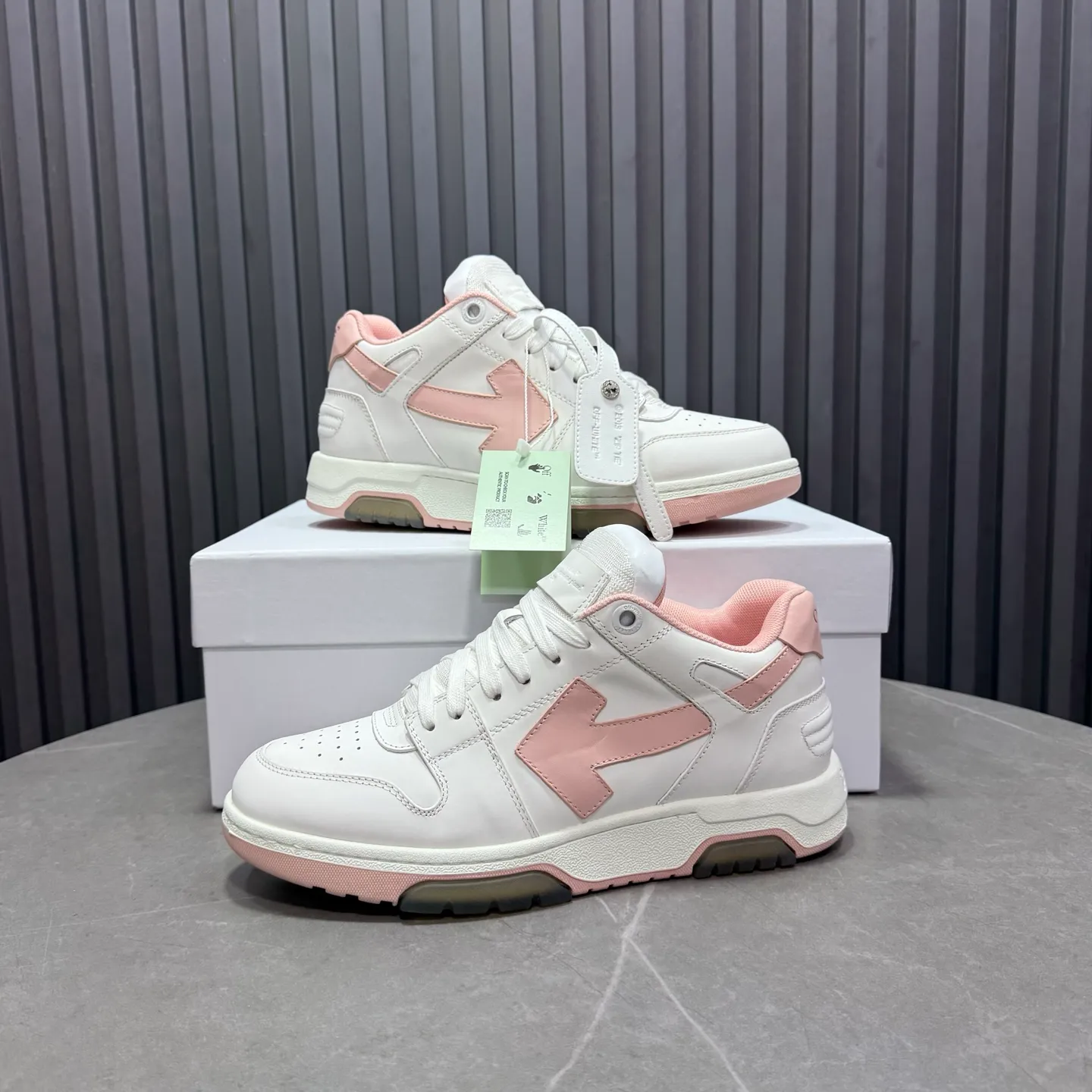 【off- white】P: 620💰Couple model👫, Size: 35-44 (Customized for men 38.45.46) High-quality version👊 "Out of office" series original molding, original lasting, production process 1:1 Original ➰OFF GRAY WHITE OW ➰ First-layer cowhide Imported skin-friendly and environmentally friendly polyester mesh Original molding high elastic and environmentally friendly molding pad Made with the original lasting process. The original molded rubber outsole (never yellows and deforms) has a super correct shape, bright color and strong three-dimensional effect👍. Packaging💯Full set of packaging synchronized with the official website (branded paper, certificate of quality, branded cloth bag)
